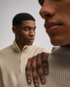 Nahaufnahme eines Models mit hellem Strickpullover von 3RD MAY für die TRIMIT Fashion ERP Kundengeschichte.